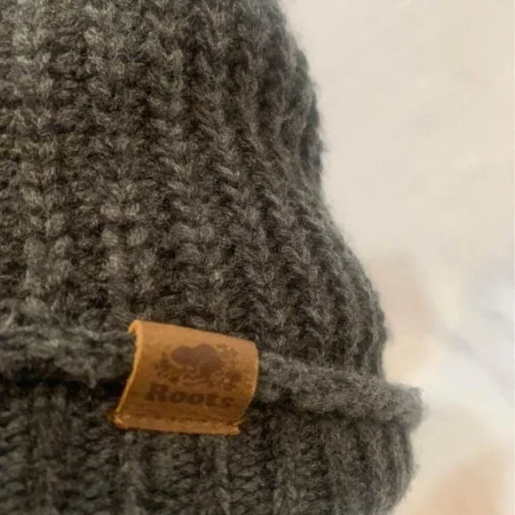 Roots retro winter hat toque. Charcoal grey. YOUTH. - Picture 2 of 6